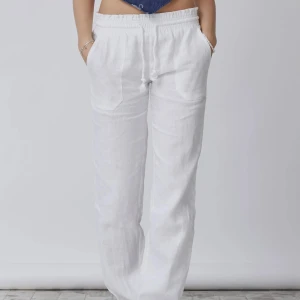 Linnebyxor - Säljer mina low waisted linnebyxor från Skagen💕dom är använda va 1-2 gånger så ingen lapp sitter kvar på byxorna. skriv för mer bilder eller funderingar.  Dom är i nytt skick!💕