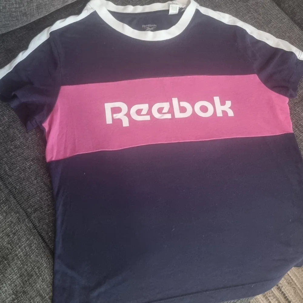 En äldre modell av Reebok T-shirt. . T-shirts.
