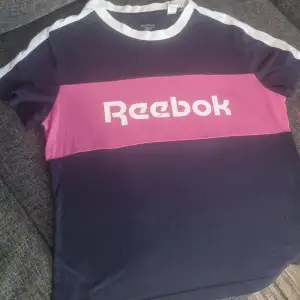 En äldre modell av Reebok T-shirt. 