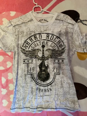 Hard rock cafe tshirt - Y2k grunge tshirt Köpt i polen,gdansk Köpt för 300kr Bra skick