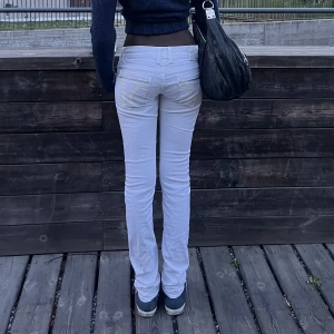 Superfina lågmidjade byxor från miss sixty!!  - lågmidjade miss sixty byxor i size 30. de är som vanlig w28/29 i byxor. jag är 177💗