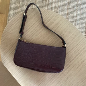 Lindex väska - Säljer en väska från Lindex i fint skick. Hämtas i Sundbyberg eller skickas mot fraktkostnad.