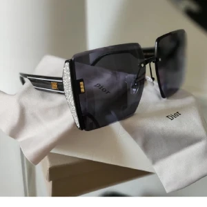Solglasögonen dior ( ej äkta)  - Säljer ett par nya dior solglasögon  ( ej äkta) ingår putsduk , harddcase , dustbag  300:- pp