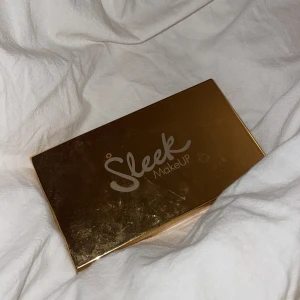 sleek makeup - sleek makeup highlight palett. massa fina olika nyanser av highlights. ni ser hur myvket som är använt o hur myvket som är kvar. älskar den