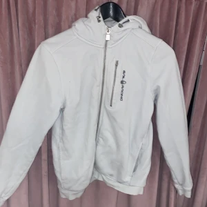 Sail racing  - Sail racing kofta köpt under vintras har en liten blå fläck som man kan se på andra bilden sedan är ena metall biten drag grejen borta tyvärr 599kr från kids brandstore bilder o frågor privat 