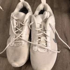 Nike skor - Sneakers från Nike i strl 37. Använda men har mycket mer att ge