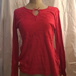 Långärmad topp - Äldre topp från kappahl. Pris är diskuterbart vid snabb affär. 💖För mer info skicka pm.  Ansvarar inte för paketet under frakten. Köparen står för frakten.