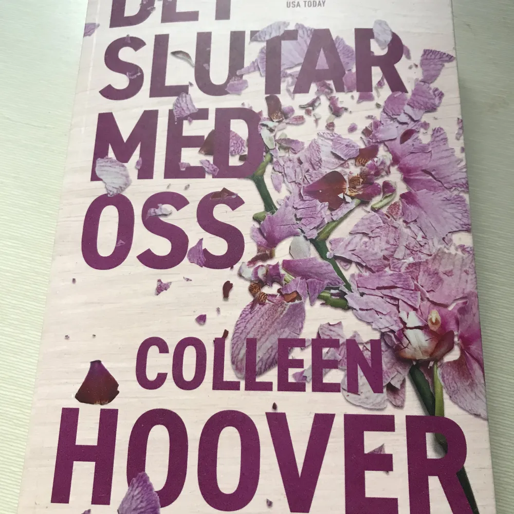 It ends with us / det slutar med oss skriven av Colleen hoover. BOKEN ÄR PÅ SVENSKA! nyköpt! 200 kronor FRAKT INGÅR I PRISET!. Övrigt.