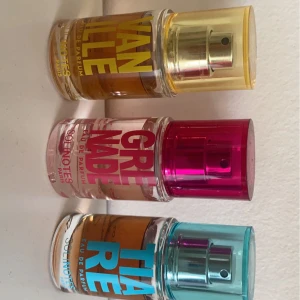 Mini parfymer - Parfym 15 ml från solinotes. Använda typ 2 ggr. I dofterna Tiare, Grenade och Vanille. Köp en för 30 kr eller alla tre för 70 kr. Nypris 100 kr st.🩵🩷💖