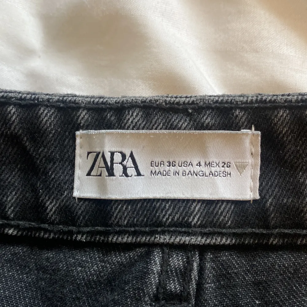 Säljer zaras slutsålda mid Rise jeans nypris 399 säljer för 200 fint skick på brallorna Säljer eftersom dom blivit försmå för mig. Jeans & Byxor.
