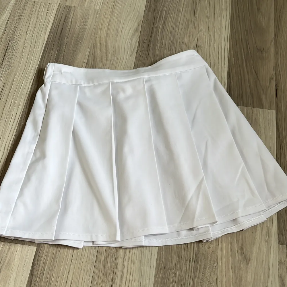 Säljer min veckade vita kjol från Gina tricot då den inte kommer till användning. Har använt den en gång. Resår bak i midjan.. Kjolar.