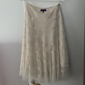 Vit Kjol  - jätte fin kjol som jag själv köpta second hand, jag är 160cm och den går ner till mina knän. Inga fläckar men övre tyget är jätte lite slitet på framsidan, dock så syns det inte