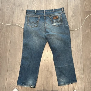 Wrangler jeans - Säljer dessa wrangler jeans dom är för stora i midjan för mig men funkar alltid med bälte lite sönder vid benöppningarna men annars bra skick storleken är W42 L34 