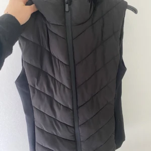 Väst - Hej alla fina . Jag säljer min väst köpt från zara . Säljs för 200kr