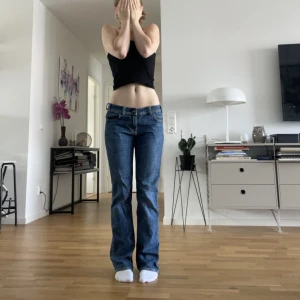 Bootcut jeans från bondelid - Superfina boocut jeans från bondelid med coola fickor! Säljer då de inte kommer till användning tyvärr. Bra skick om man bortser från sista bilden vilket är lätt och fixa 🙌🙌