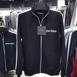 Palm Angels - Helt ny, aldrig använd! Säljs pågrund av att den är för stor. Pris kan diskuteras! Tveka inte att höra av dig. Bilderna är inte tagna av mig tog från internet men kan såklart skicka om du vill ha nya bilder.