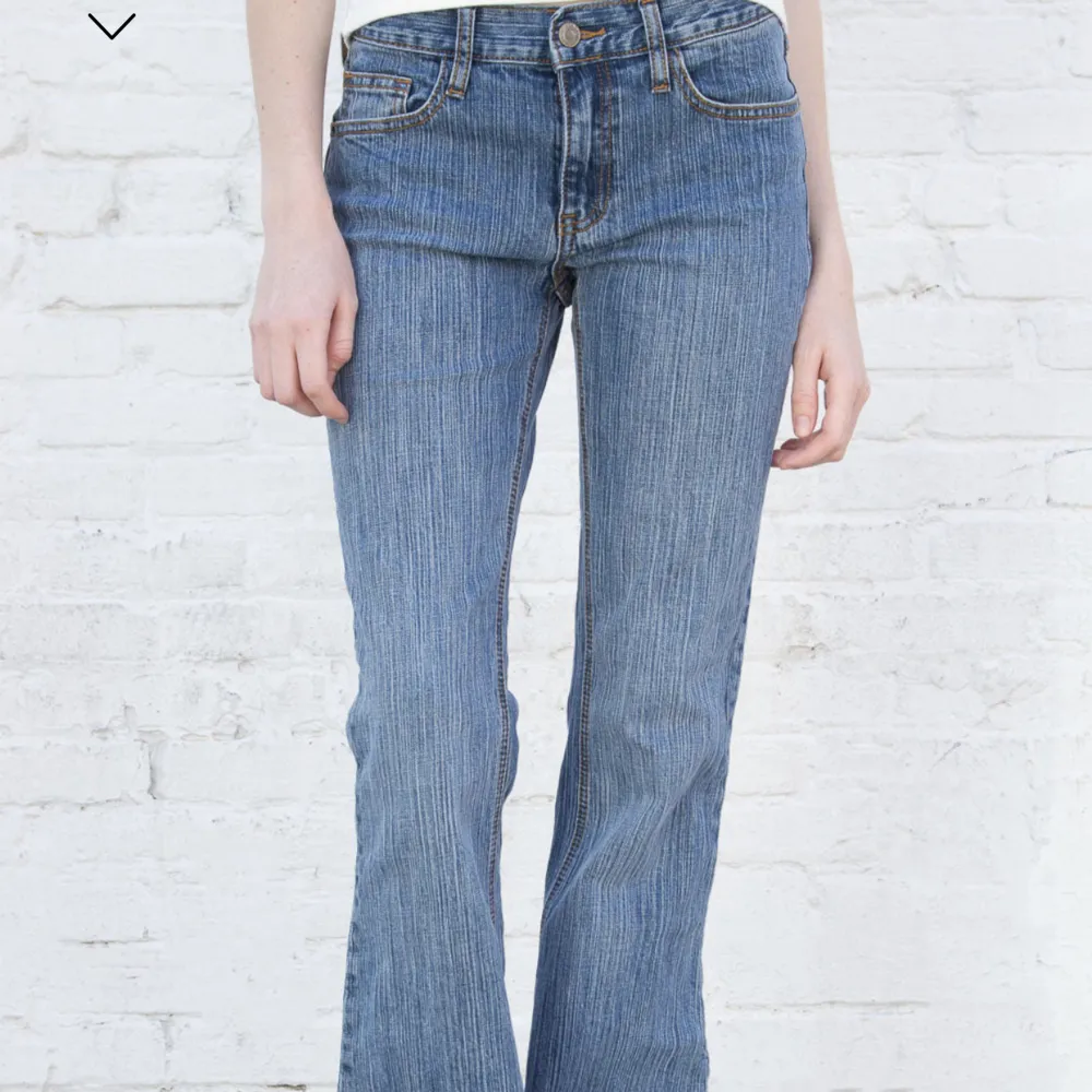 Säljer ju ett par jeans från brandy Melville i modellen Brielle 90’s. Små slitningar längst ner på byxorna. Storlek S☺️. Jeans & Byxor.