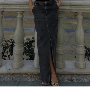 Maxi jeanskjol - Gråsvart jeanskjol i maxilängd från nakd. Köpte en för liten storlek, så knappt använd. Nypris: 599🫶🏽