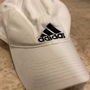 Keps - En adidas keps i mycket bra skick som går att justera!