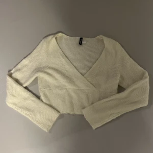 Vit sweatshirt - Vit ribbad lurvig magtröja sweatshirt med V-ringning från H&M i strl L, trolig i storleken Aldrig använd Nypris: 300kr