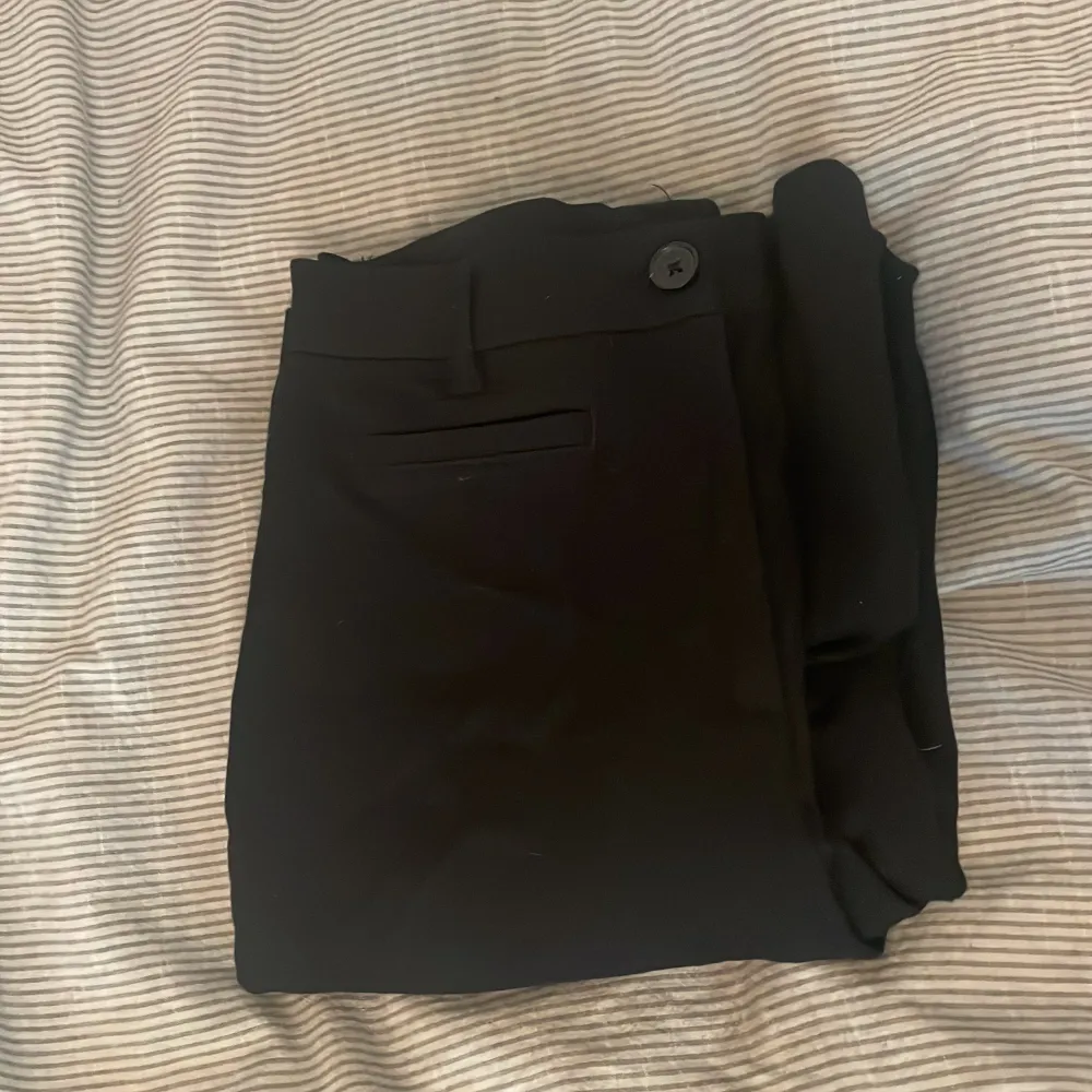Svarta kostymbyxor från monki i storlek 32. Säljs då den är för liten💓.. Jeans & Byxor.