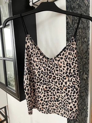 Leopardlinne - Aldrig använt. Har en v-neck med tunna band, väldigt skönt och luftigt material. 