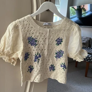 Sommar tröja  - Säljer min somriga zara tröja, nästan helt oanvänd. Den är i storlek M, men det är ganska kort så det blir en väldigt snygg magtröja!