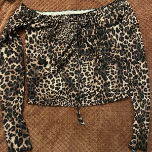 Toppar aldrig använda  - 2 toppar från Shein,  aldrig använda, båda för 150 eller 100kr styck 