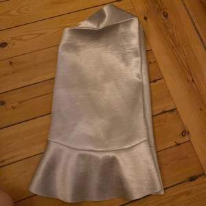 Silvrig ascool kjol från hm. Storlek 34. Aldrig använd då den är för liten . 