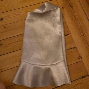 Kjol  - Silvrig ascool kjol från hm. Storlek 34. Aldrig använd då den är för liten . 