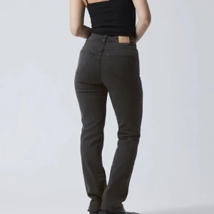 Jeans  - Superfina svarta mid-waist straight jeans. Använda ca 3 gånger, (säljer då de inte kommer till användning) De är i väldigt gott skick! Skriv för mer information.