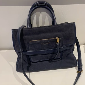 Marc Jacobs väska - Större väska från Marc Jacobs. Nypris runt 5000kr. Använd, med små smink fläckar i väskan. Utanpå väskan finns inga synliga defekter.