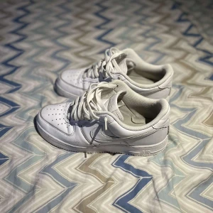 Vita Air Force 1 - Vita air force 1 som är i jätte bra skick och använd ett par gånger bara därför att dem är för små för mig som har storlek 43 och dem är 42.