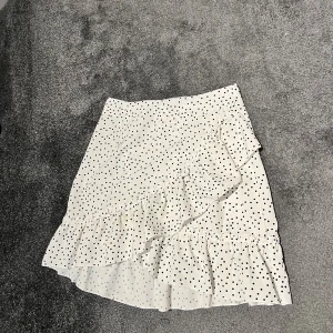 Kjol - Fin prickig kjol från shein. Använd fåtal gånger, den är i bra skick. Storlek xs.