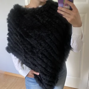 Äkta pälsponcho - Säljer 100% äkta päls poncho. Jätte fint skick. Som ny.