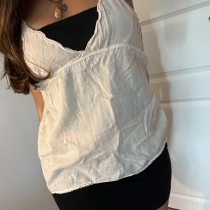 Linne - Säljer detta jättefina ljusrosa linnet från hunkydory! Materialet är väldigt tunt o ganska genomskinlig men jättegulligt med ett linne under. Passar mig som bär storlek S men kan även massa en M.