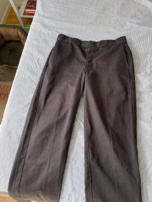 Dickies workpants - Najs dickies byxor med riktigt go’ baggy passform. Har dock ett veck efter att länge varit vikta men bör gå att stryka bort.