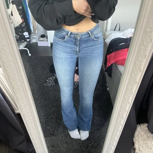Bootcut jeans  - Bootcut jeans från Bikbok i strl 27. De når ner till golvet på mig som är 167 cm lång. 170 + frakt 💙