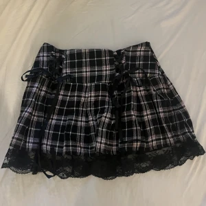 kjol - kjol i rosa, vit och svart med rosetter och spets :)