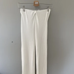  Bershka Byxor - stretchiga ribbade byxor med bootcut från bershka som använts ett par gånger