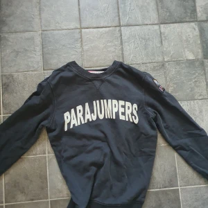 Hej jagSäljer En parajumpers tröja! - Skick 6,5/10 säljer pga för liten orginal pris:1150kr sälker den för 200 kr