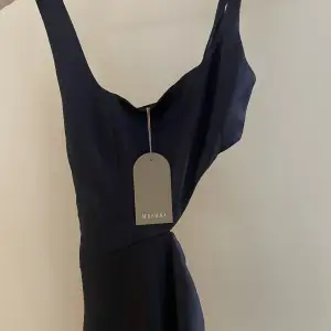 GIANNA Maxi Dress - Midnight Navy.  En snygg och elegant klänning. Perfekt för bal eller bröllop eller för annat festsammanhang.   Helt oanvänd.  