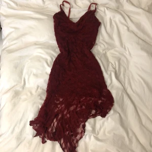 Röd spetsklänning - Super fin vintage spetsklänning i storlek S🌸Bolero ingår!