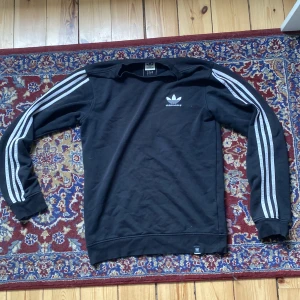 Adidas skateboarding  - Tröja ifrån Adidas skateboarding i storlek US S. 