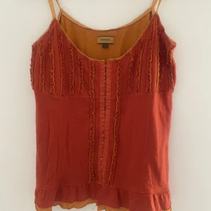 Orange top!🍊😊 - En orange top som köptes för ett tag sedan, kommer inte till användning! Står L men den är väldigt stretchig och sitter bra som S/M/L✨🌞