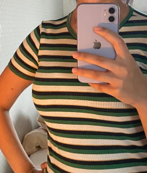 Randing T-shirt  - Gullig grön T-shirt, sommaraktig och bra skick. 