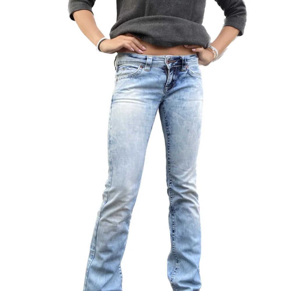 Skitsnygga lågmidjade jeans som tyvärr inte kommer till användning😩🤌🏼 Innerbenslängd: 77cm. Midja rakt över: 36,5cm. Finns en liten rosa fläk på byxorna, syns knappt men om du vill ha en närmare bild så skickar jag gärna!. Jeans & Byxor.