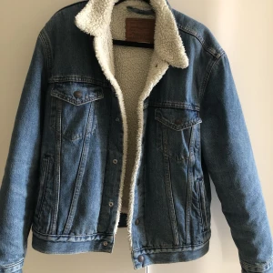 Levis teddyjeansjacka - Jeansjacka med teddyfoder från Levis. Min killes från början men den är unisex och passar mig lika bra. Knappt använd, perfekt skick. Möts i Sthlm 