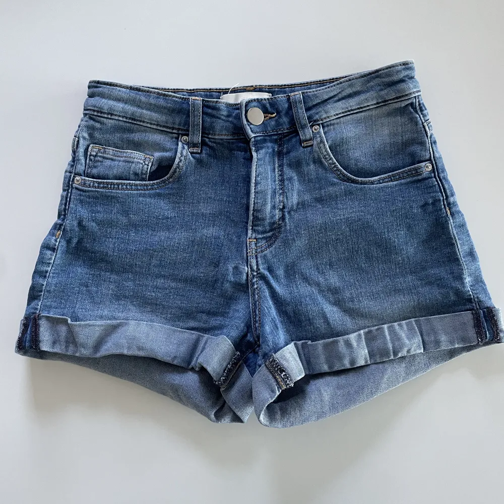 Blåa jeansshorts från H&M i storlek  34. Fint skick💙. Shorts.