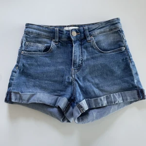 Jeansshorts - Blåa jeansshorts från H&M i storlek  34. Fint skick💙